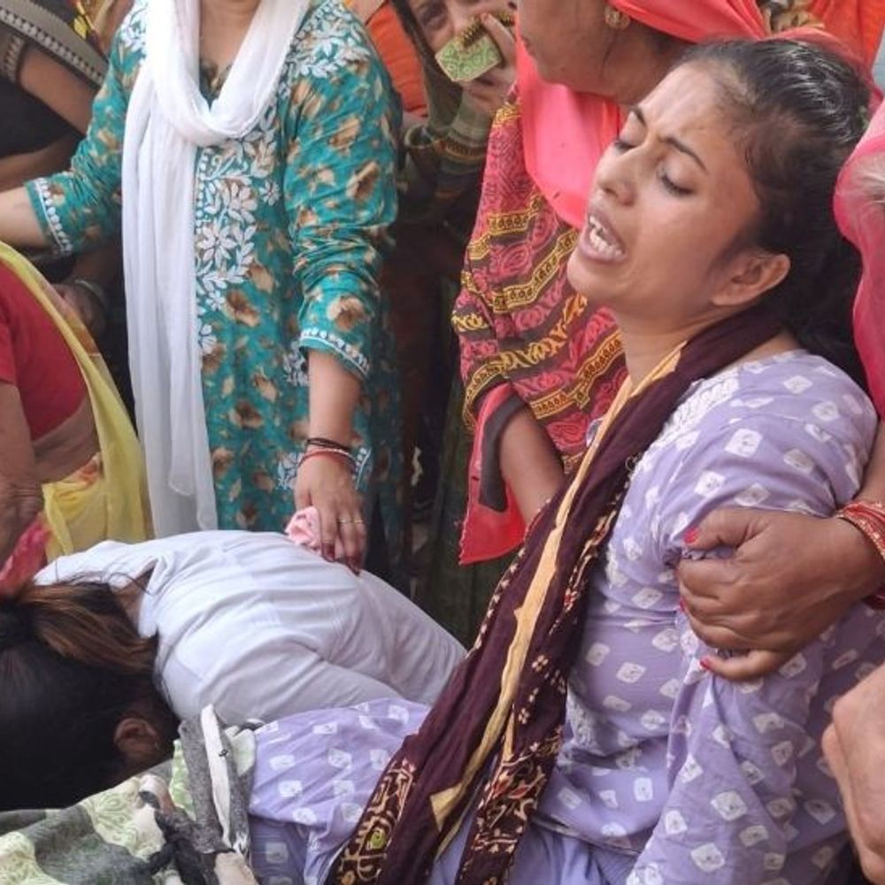 वाराणसी में दबिश देने गई SOG टीम पर हमला:हत्यारोपियों की तलाश में खालिसपुर गई थी टीम, ग्रामीण ने पीटा तो पुलिस ने बचाया