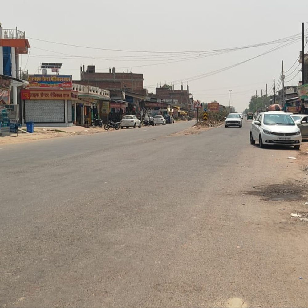 आजमगढ़ में 3 डिग्री सेल्सियस कम हुआ तापमान:गर्म हवाएं कर रही परेशान, मुंह ढककर सड़कों पर चलने को मजबूर लोग