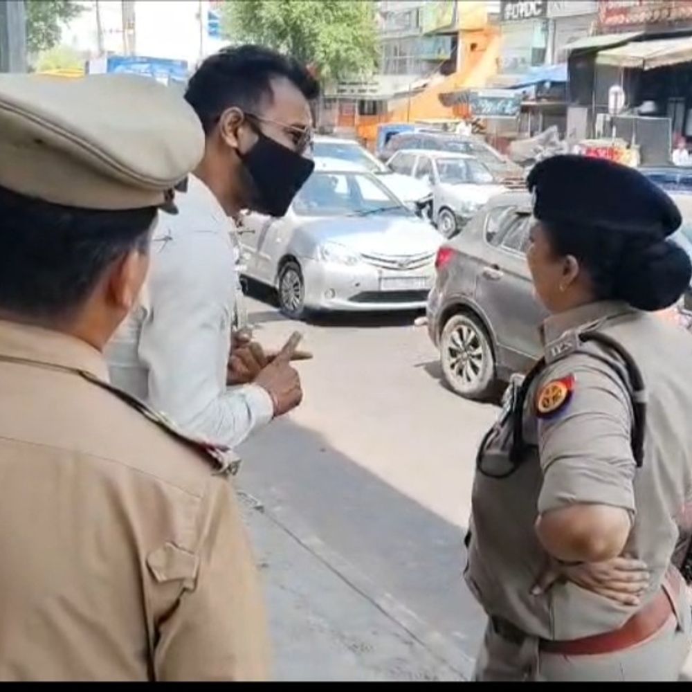 कमता पर ट्रैफिक संभालने उतरीं डीसीपी रवीना त्यागी:नो पार्किंग जोन बनाने के लिए लगी क्रेन, सड़क किनारे खड़ी बसों-गाड़ियों को हटाया