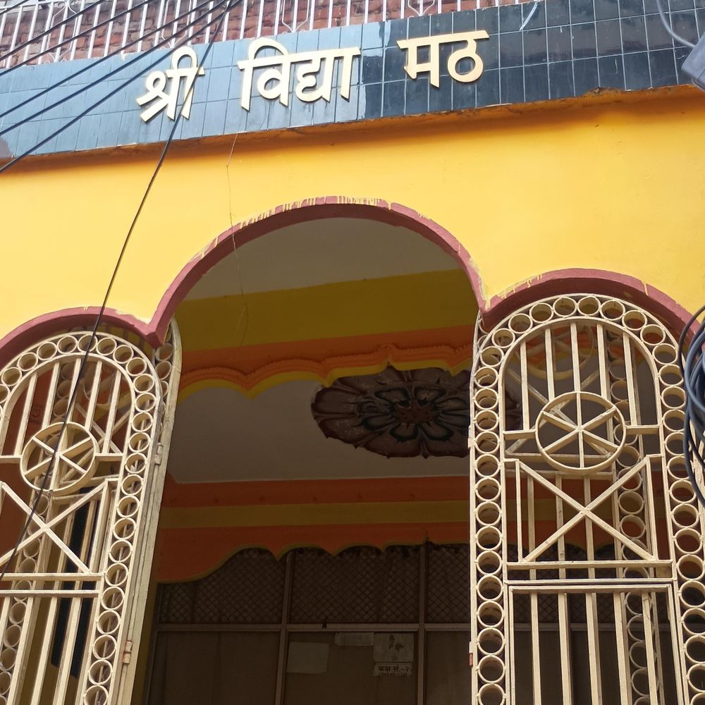 स्वामी-अविमुक्तेश्वरानंद मठ से चांदी का हार-पात्र चोरी:वाराणसी आश्रम के हनुमान मंदिर में चोरों ने वारदात को दिया अंजाम, CCTV में दिखे बाइक सवार