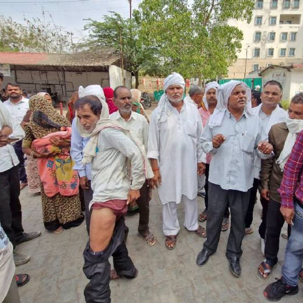 झांसी मेडिकल कॉलेज में पिता-पुत्र को पीटा:18 घंटे तक महिला का इलाज नहीं किया, विरोध करने पर गार्डों ने बरसाई लाठियां