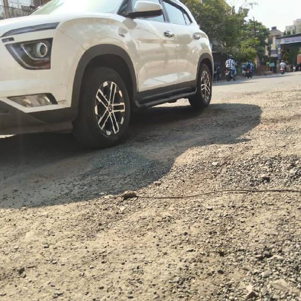 नोएडा की सड़क पर दिखा गल्फ वॉर का असर:बिटुमिन की कमी नहीं हो रही मरम्मत, 150 किमी सड़कों पर गढ्‌ढे, अप्रैल-2026 थी डेडलाइन