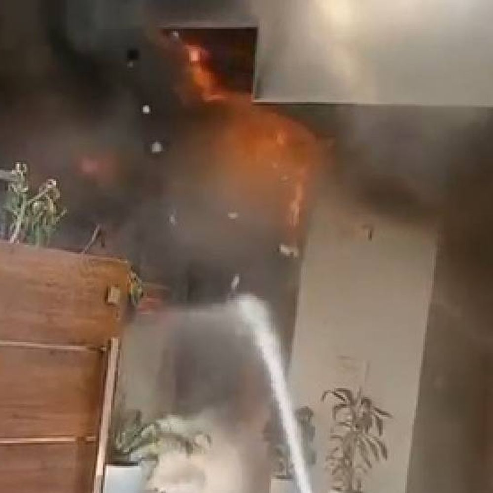 नोएडा के एक मकान में लगी आग:दमकल की चार गाड़ियों ने एक घंटे में पाया काबू, शॉट सर्किट हो सकती है वजह