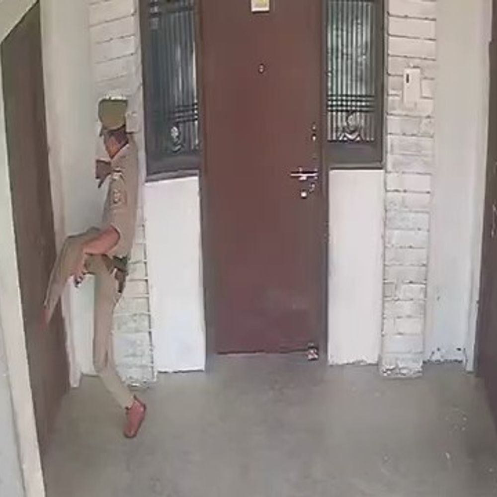 आजमगढ़ में थानेदार का दरवाजा तोड़ते वीडियो वायरल:भोपाल में भाभा यूनिवर्सिटी से एमटेक छात्र को ले गई पुलिस, 16 घंटे बाद छोड़ा