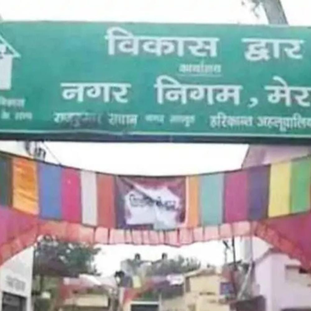 सफाई व्यवस्था में लापरवाही मिलने पर नगर आयुक्त की सख्ती:मेरठ में सफाई नायक सस्पेंड, कई कर्मचारियों का वेतन रोका