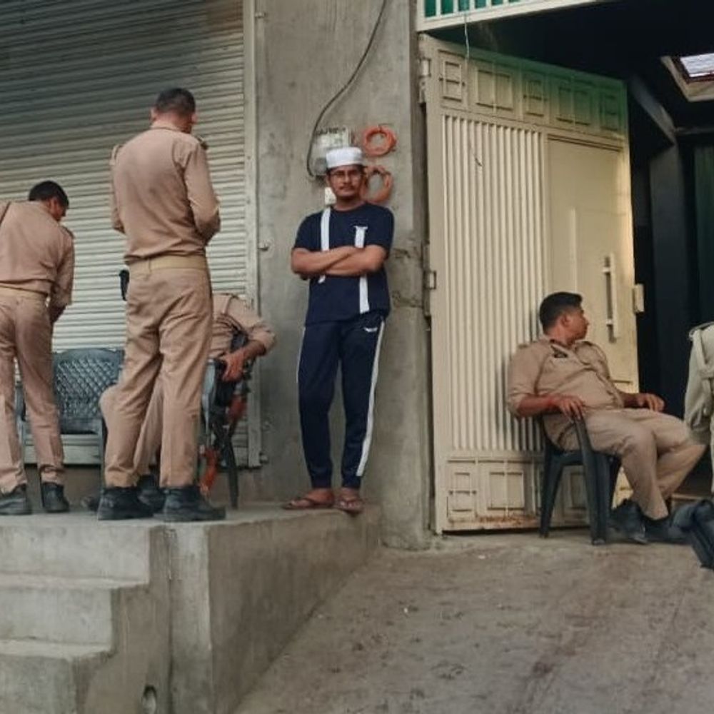 यूपी की बड़ी खबरें:अलीगढ़ में वारंटी को पकड़ने गई पुलिस टीम पर हमला, दरोगा की पिस्टल लूटी