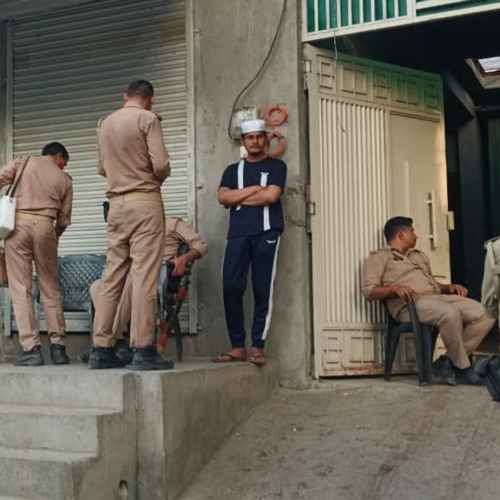 वारंटी को पकड़ने गई पुलिस टीम पर हमला:अलीगढ़ के नौगवां अर्जुनपुर में दरोगा की पिस्टल और हैंडसेट छीने, 18 उपद्रवी गिरफ्तार