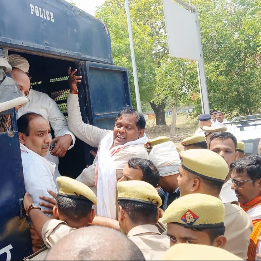 गाजीपुर जा रहे 20 कांग्रेसी नेता एयरपोर्ट से गिरफ्तार:OBC मोर्चा अध्यक्ष अनिल जयहिंद समेत बनारस महानगर-जिलाध्यक्ष जीप में भरकर ले गए थाने