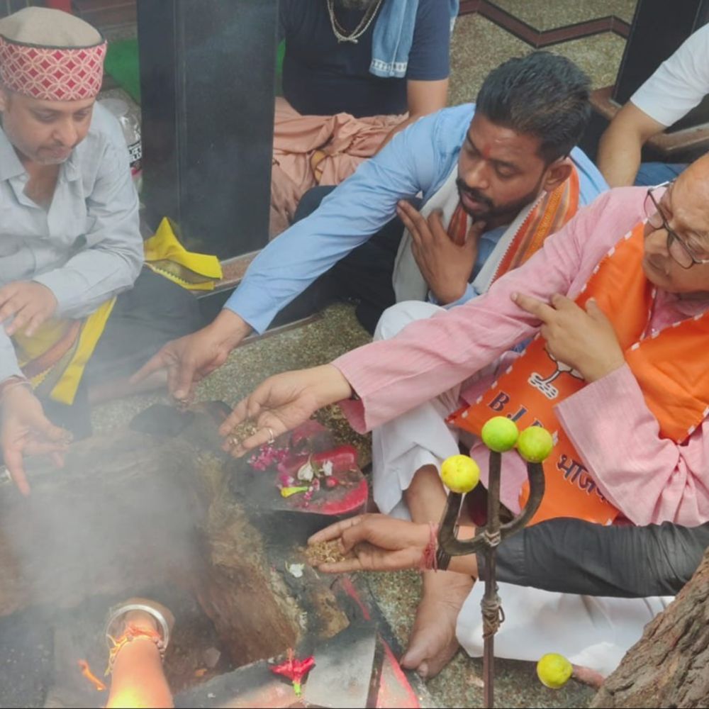 बंगाल चुनाव जीत के लिए काशी में मां काली पूजा:भाजपा प्रवक्ता ने हवन में दी आहुतियां, त्रिशूल पर नींबू की बलि