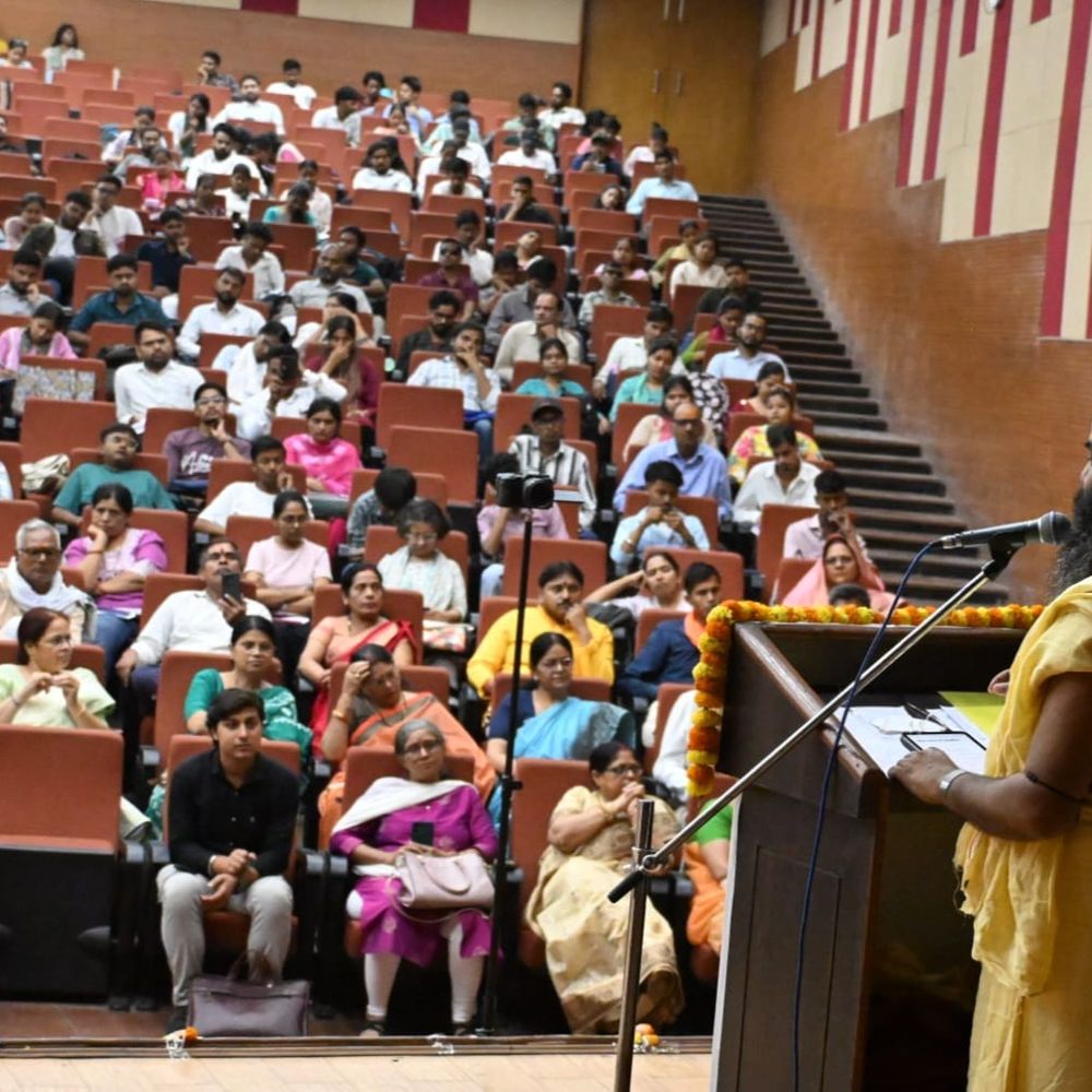 “व्यक्ति-निर्माण से ही होगा राष्ट्र-निर्माण”:वाराणसी के BHU में आयोजित संगोष्ठी में आचार्य मिथिलेश नंदिनी शरण महराज का संबोधन