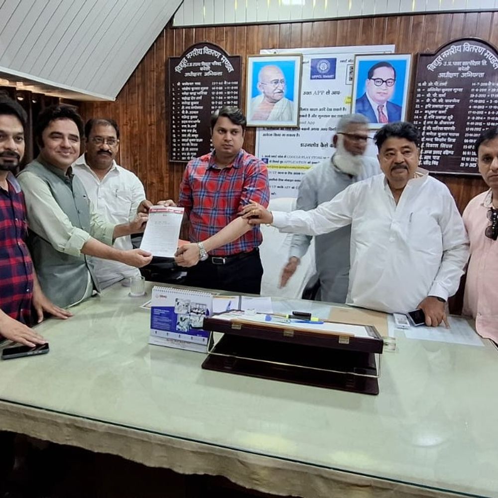 बरेली में बिजली संकट पर सपा का हल्ला बोल:SE का घेराव कर जताया आक्रोश, पॉश कॉलोनियों में 20-20 घंटे की अघोषित बिजली कटौती