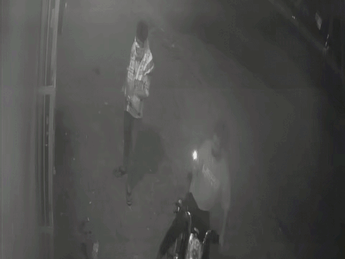 नारनौल में शराब ठेके को जलाने की कोशिश, VIDEO:  बाइक सवार दो युवकों ने सुबह शटर पर तेल छिड़ककर लगाई आग, एक कर्मचारी झुलसा – Narnaul News