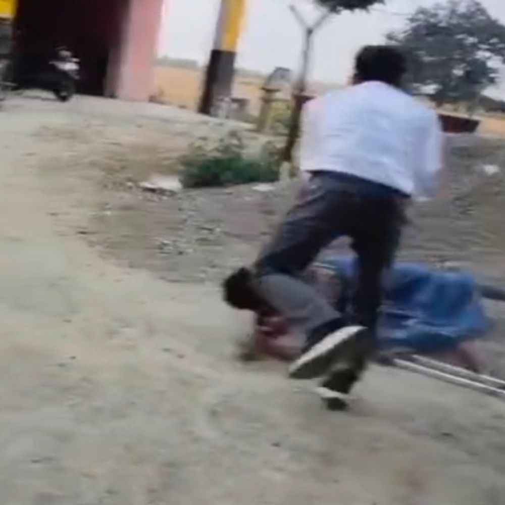 प्रधान के बेटे ने दिव्यांग को बैसाखी से पीटा, VIDEO:पिछले चुनाव में वोट के रुपए मांगने पर विवाद, पुलिस ने दर्ज किया मुकदमा