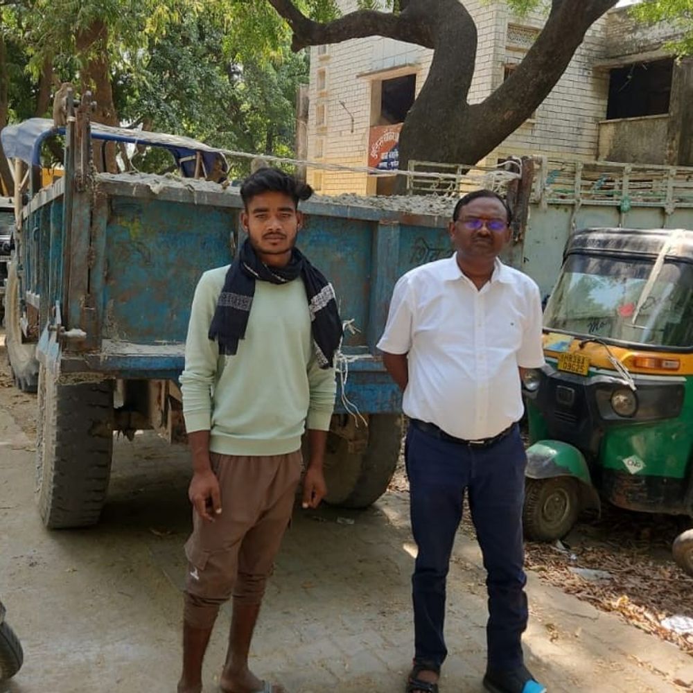 फर्रुखाबाद में दो अवैध बालू ट्रैक्टर ट्रॉली पकड़ी गईं:आईटीआई चौकी में खड़ा कराकर आगे की कार्रवाई शुरू