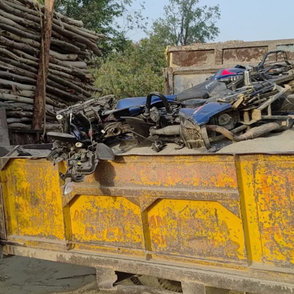 शाहजहांपुर में ट्रैक्टर-ट्रॉली ने बाइक को मारी टक्कर:दो वीडियोग्राफर दोस्तों की मौत, एक गंभीर घायल, काम खत्म कर लौट रहे थे