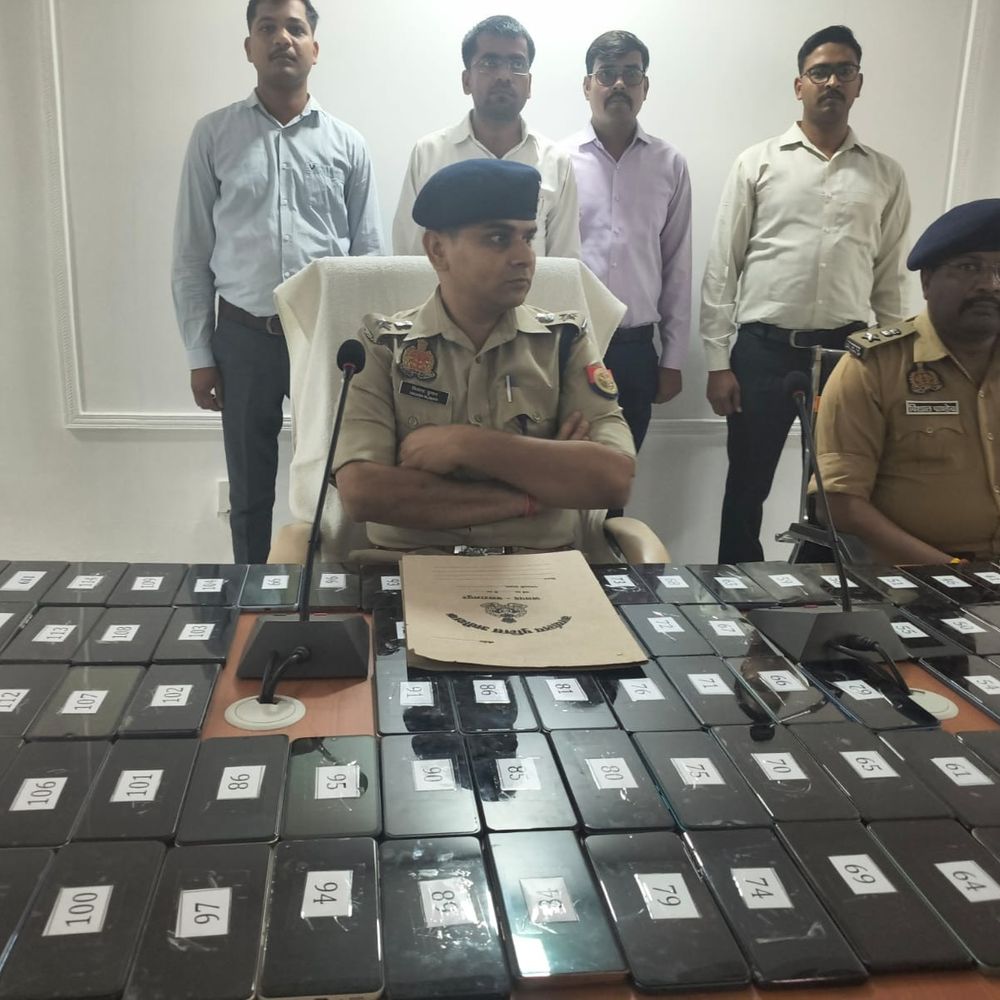 144 गुमशुदा स्मार्टफोन बरामद:बलरामपुर पुलिस ने तकनीक की मदद से 35 लाख के फोन लौटाए