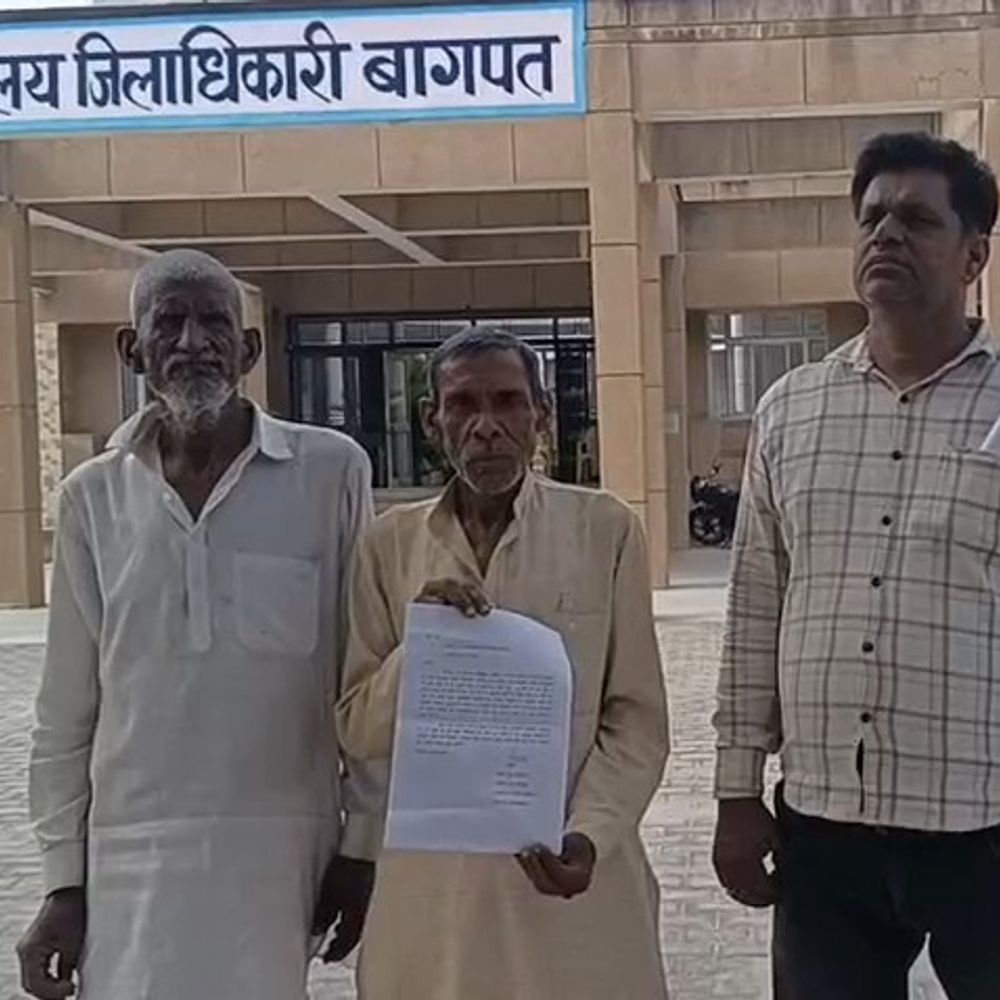 बागपत में सरकारी चकरोड पर कब्जा, किसान की फसल फंसी:श्रीराम ने DM ऑफिस मे  शिकायत की, 6 बीघा गेहूं खेत में पड़ा