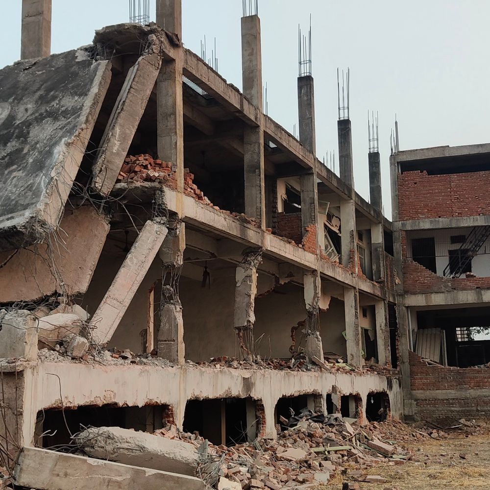 ब्रिटिश मौलाना के मदरसे पर सुरक्षा में लगी पुलिस:कोर्ट के आदेश पर प्रशासन ने रोक दी है ध्वस्तिकरण की कार्रवाई