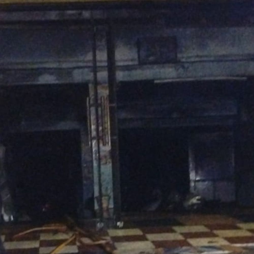 लखनऊ में स्कूटी शोरूम में लगी आग, 9 गाड़िया जली:बैंक और ऊपर रह रहे लोग सुरक्षित, रात 1:22 बजे पहुंची फायर टीम