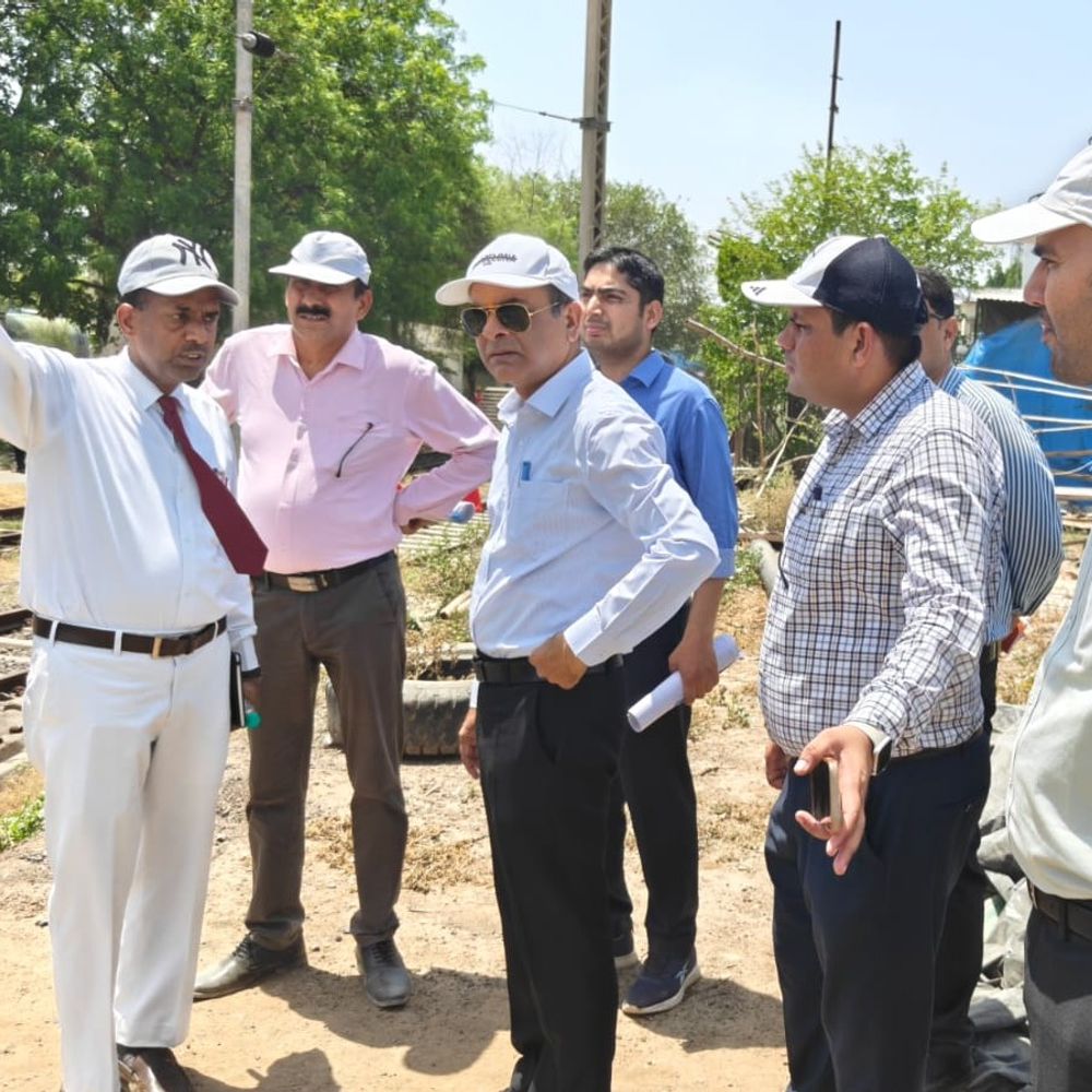 झांसी से ग्वालियर तक परख यान में पहुंचे DRM:तीसरी लाइन का निरीक्षण कर बोले- जो काम बचा उसे भी जल्दी पूरा करें