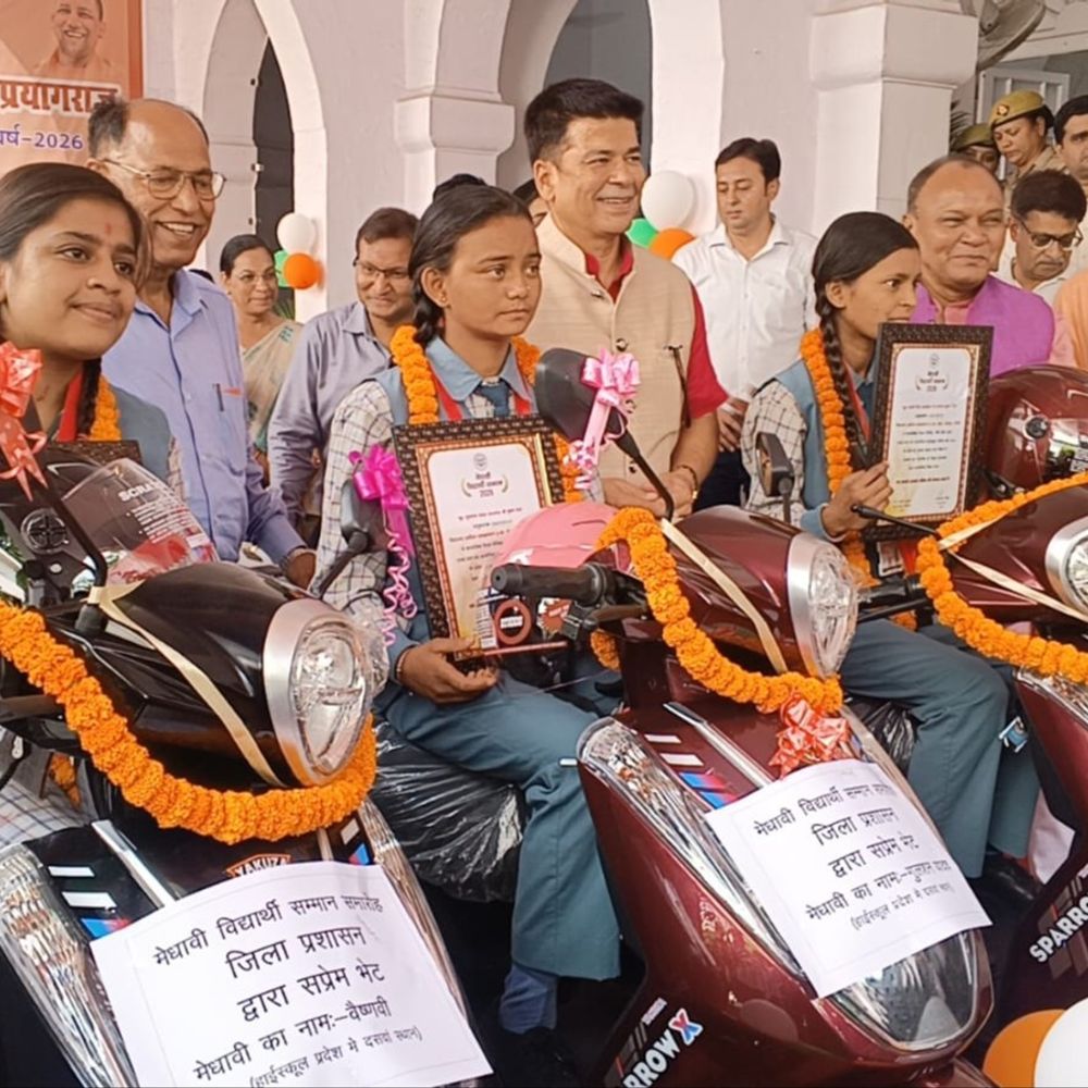 बरेली में 10वीं-12वीं की टॉपर छात्राओं को मिली स्कूटी:मेयर ने ग्रेजुएशन की फ्री पढ़ाई, सांसद ने गांव तक सड़कें बनाने की घोषणा की