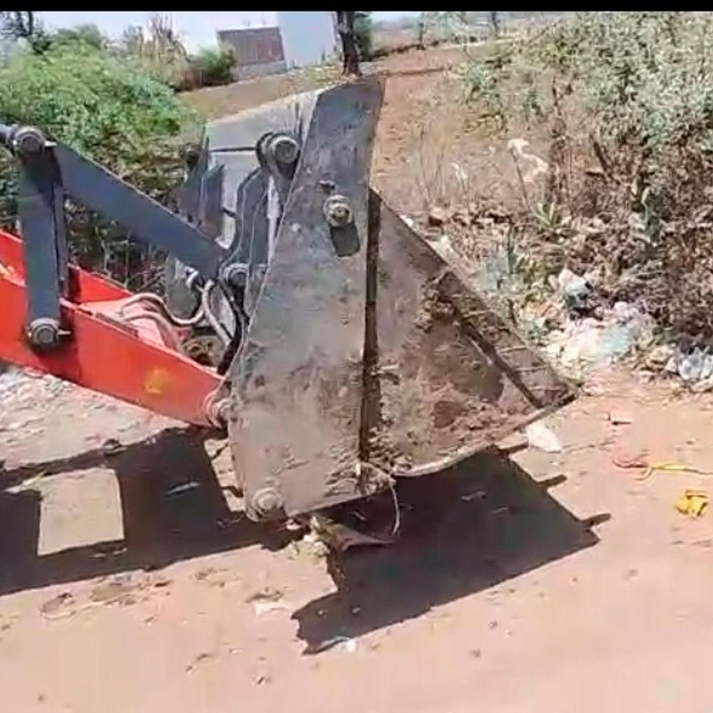 ललितपुर में अतिक्रमण पर चला बुलडोजर:देवगढ़-जुगपुरा मार्ग पर सड़क किनारे पक्के कच्चे निर्माण हटाए गए