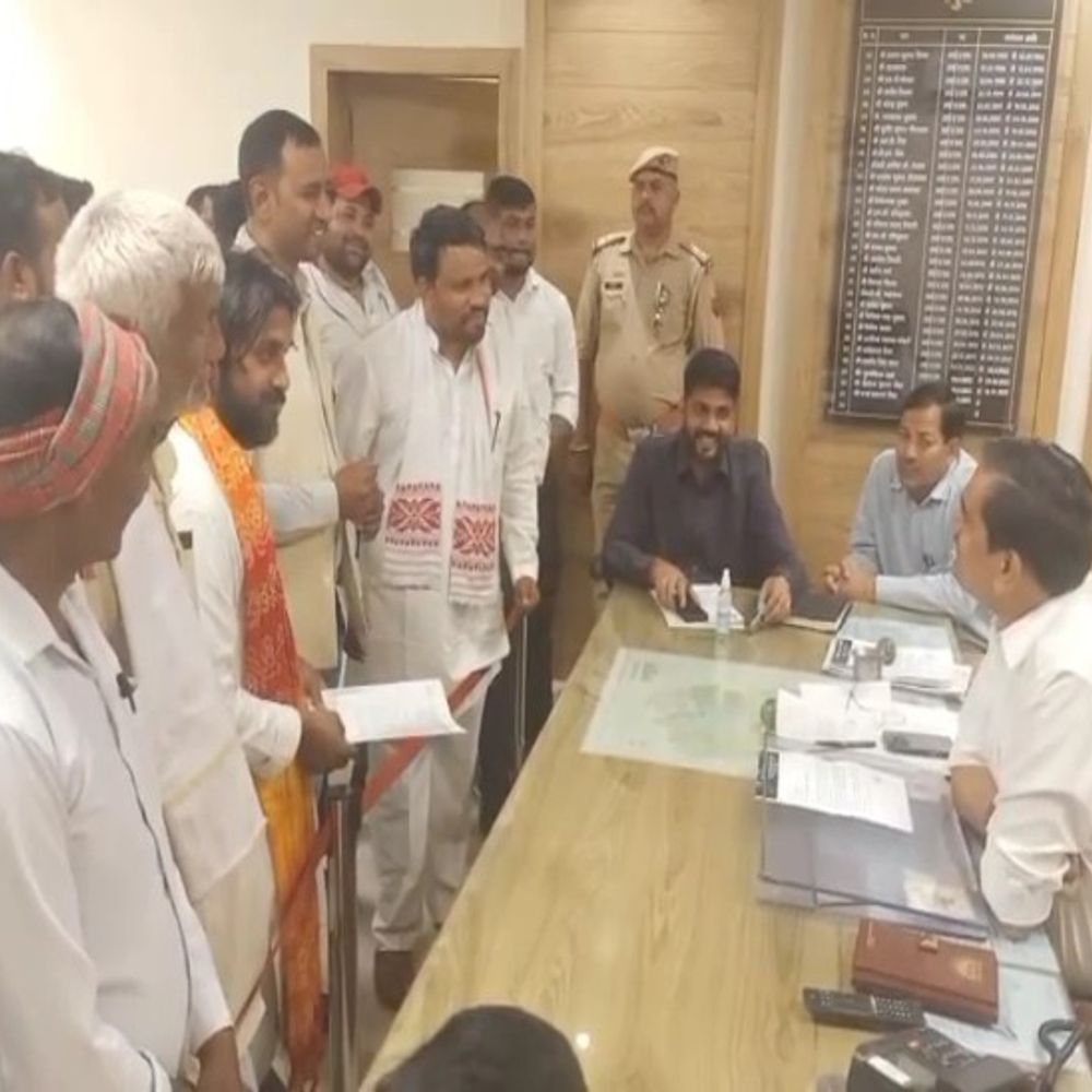 नाव संचालन के लिए नाविक पहुंचे प्रशासन के द्वार:DM से मिलकर लगाई गुहार, कहा रजिस्ट्रेशन फीस की जाए कम