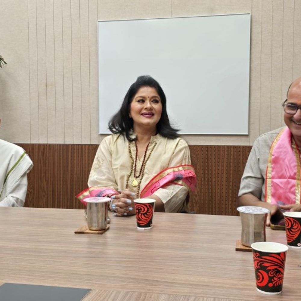 अभिनेत्री सुधा चंद्रन ने कहा वृंदावन आकर जीवन बदल गया:संत प्रेमानंद महाराज से की मुलाकात,बांके बिहारी के दर्शन कर हुईं धन्य