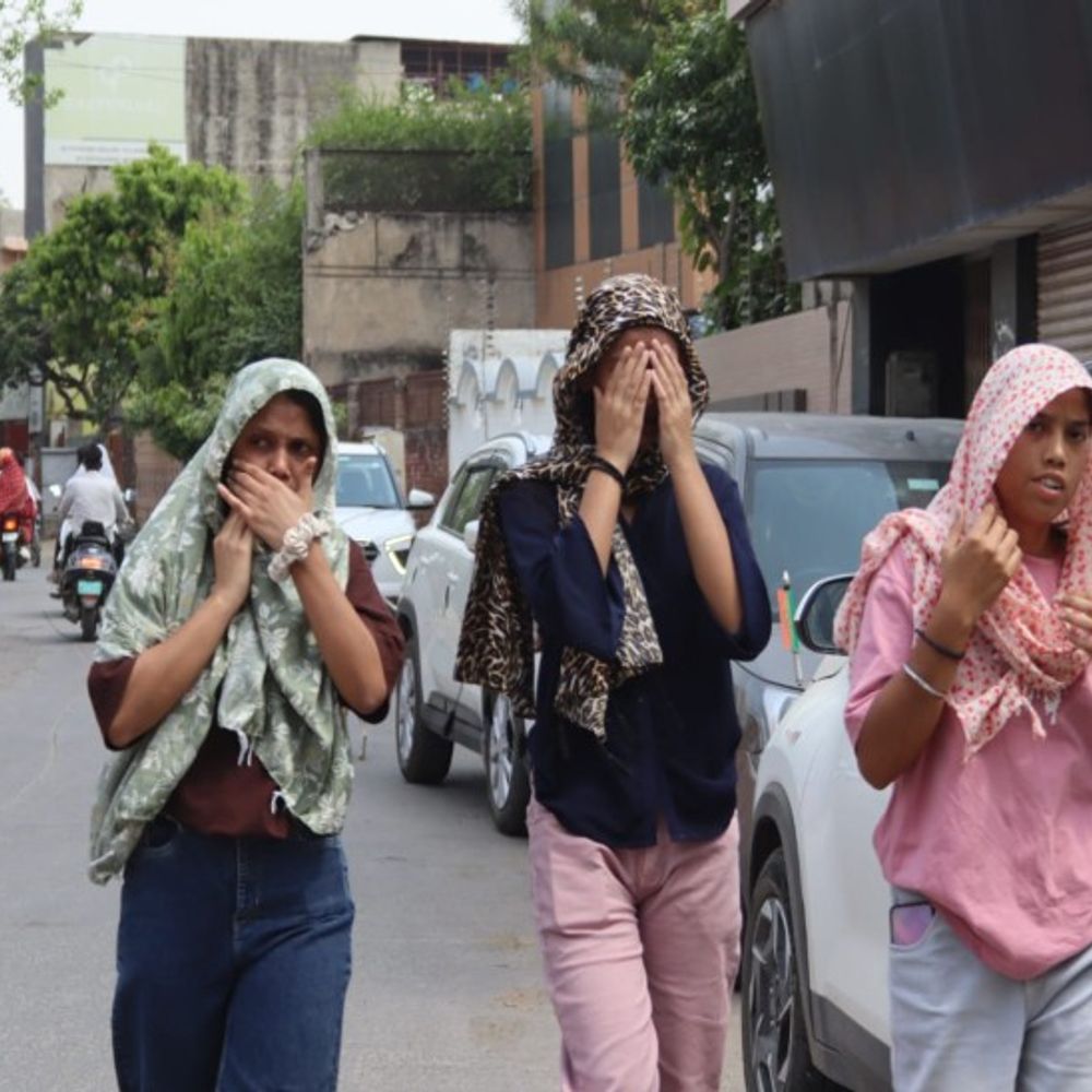 मथुरा में भीषण गर्मी:भगवान को पहनाई जा रही फूलों की पोशाक, आज मिल सकती है गर्मी से कुछ राहत