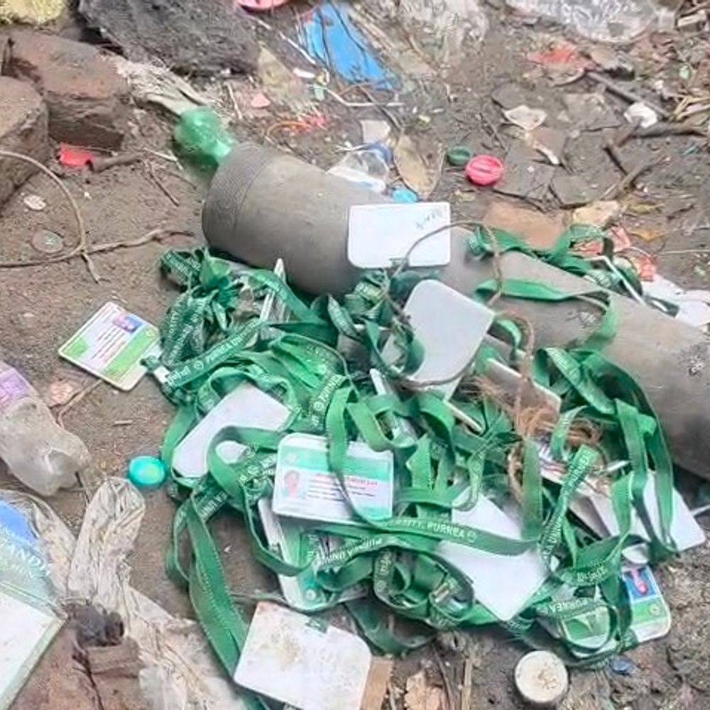 DS कॉलेज के स्टूडेंट्स के आधार कार्ड कबाड़ी में मिले:  कटिहार में NSUI ने लापरवाही को लेकर किया प्रोटेस्ट, हाई लेवल इन्वेस्टीगेशन की मांग – Katihar News