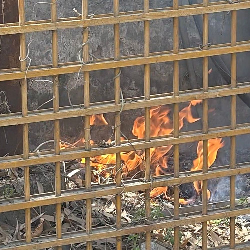 मुजफ्फरनगर कचहरी में ट्रांसफार्मर में लगी आग:केबिल टूटकर गिरा, पुलिसकर्मी ने एक को बचाया