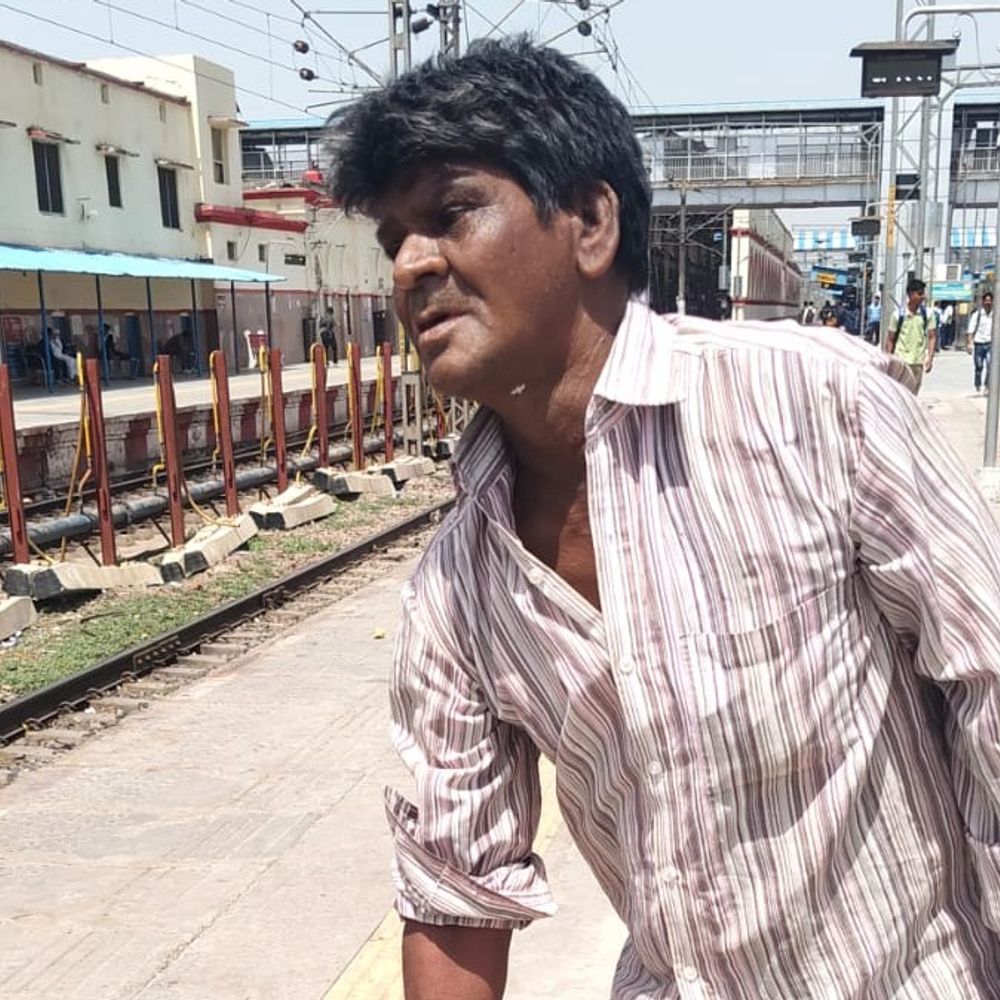 जीआरपी जवान ने बचाई युवक की जान:फिरोजाबाद में चलती ट्रेन से फिसलकर गिरने वाला था, सीसीटीवी में कैद हुई घटना