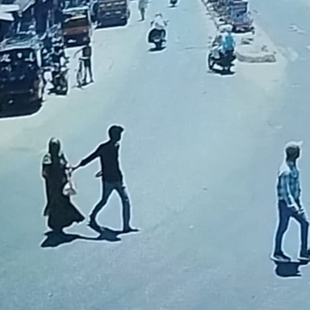 संभल में बुजुर्ग महिला से कुंडल लूटे:सड़क पार कराने के बहाने टप्पेबाजों ने वारदात को अंजाम दिया, CCTV आया सामने