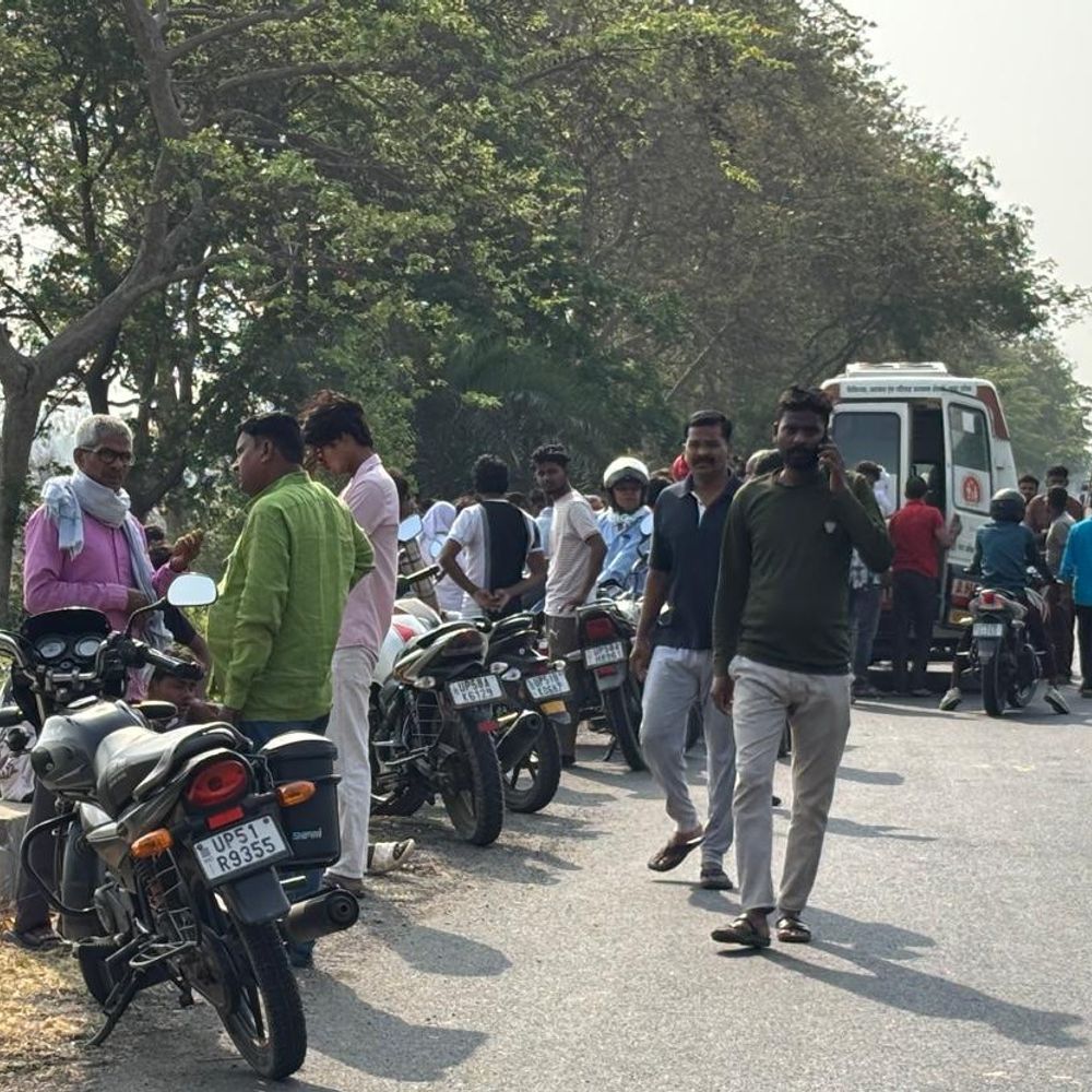 बाइक सवार दो युवकों को ट्रक ने मारी टक्कर, मौत:संतकबीरनगर में नेशनल हाईवे पर हुआ हादसा, तीसरा गंभीर घायल