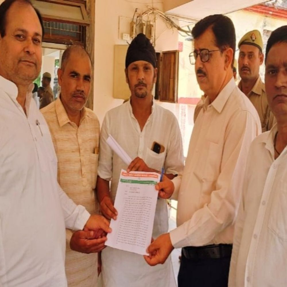 कांग्रेस नेता ने जनसमस्याओं पर सिटी मजिस्ट्रेट को सौंपा ज्ञापन:सुल्तानपुर में बिजली मीटर, दिव्यांग पास और विश्वकर्मा योजना में देरी का मुद्दा उठाया