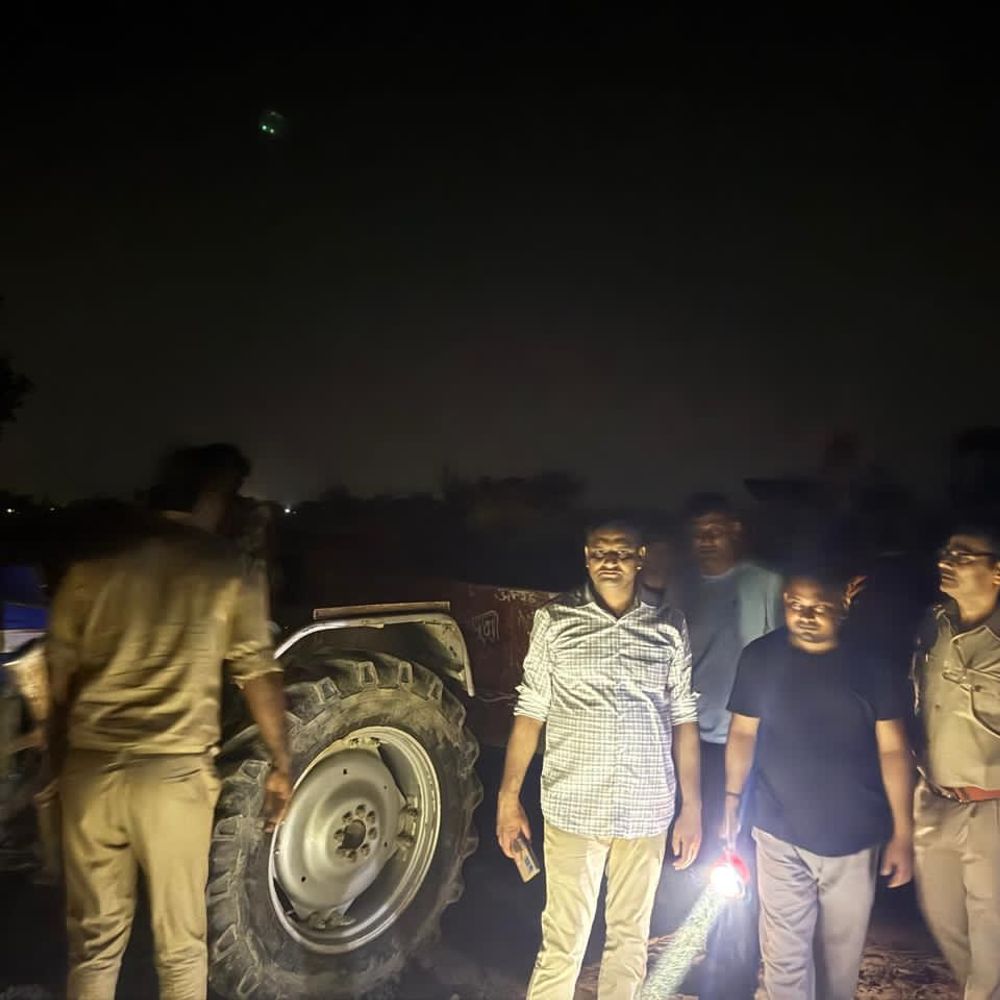 एक जेसीबी और चार ट्रैक्टर-ट्रॉली किए जब्त:एटा में अवैध खनन के खिलाफ पुलिस-प्रशासन की छापामार कार्रवाई