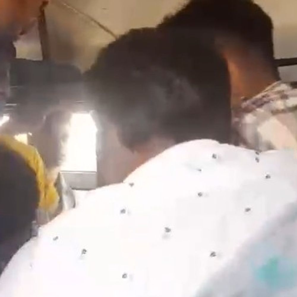 IFTM यूनिवर्सिटी बस में छात्रों में मारपीट, VIDEO:अमरोहा नेशनल हाईवे पर हुई घटना, छात्राएं भी थीं मौजूद