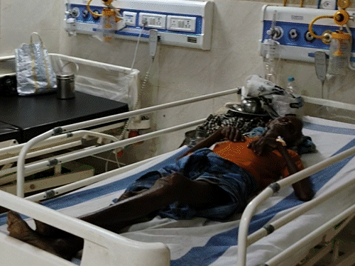 ड्यूटी से नदारद मिले गार्ड और वार्ड बॉय:सदर अस्पताल के उपाधीक्षक ने दिया शो-कॉज का आदेश, वार्ड में चादर-कंबल बिखरे मिले