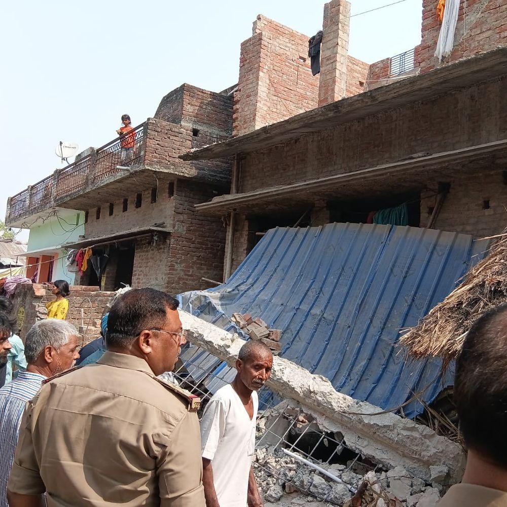 छज्जा गिरने से बुजुर्ग महिला की मौत, 4 घायल:संतकबीर नगर में बारातियों के स्वागत के लिए हो रही थी सजावट, मलबे के नीचे दबे कई लोग