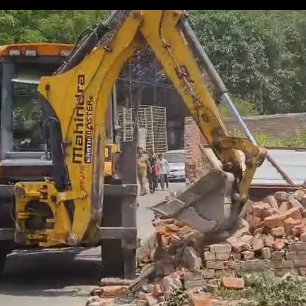रामपुर में नजूल भूमि पर चला बुलडोजर:मदरसा कोहना में अवैध चहारदीवारी ध्वस्त, सरकारी जमीन कब्जा मुक्त कराई