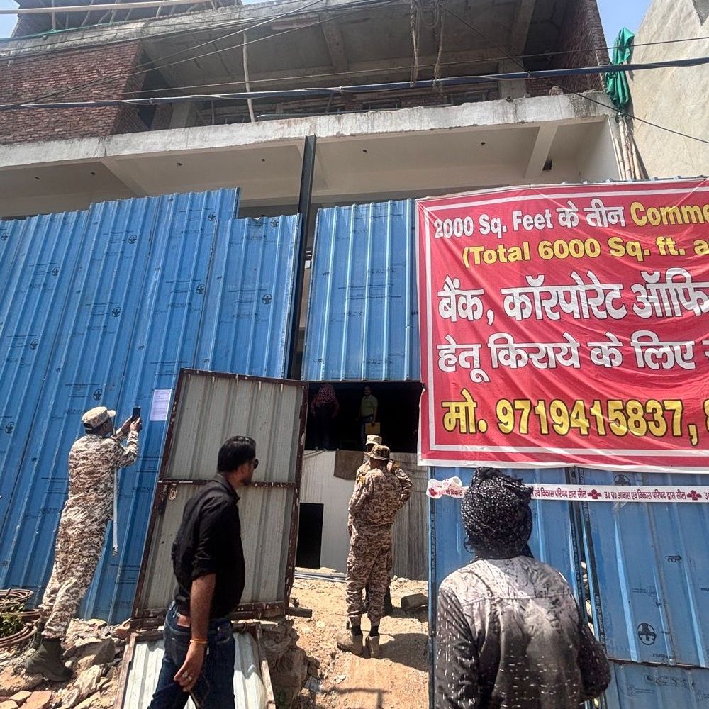 ट्रांस यमुना फेज-1 में 8 अवैध निर्माण सील:आवासीय जगह पर चल रहा था व्यवसाय, आवास-विकास परिषद ने की कार्रवाई