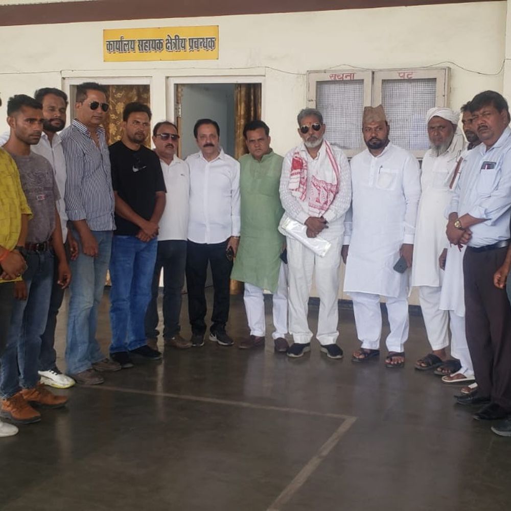 कांग्रेस ने परिवहन विभाग के खिलाफ प्रदर्शन किया:रामपुर में बसों के डिपो में प्रवेश न होने से यात्रियों को हो रही परेशानी