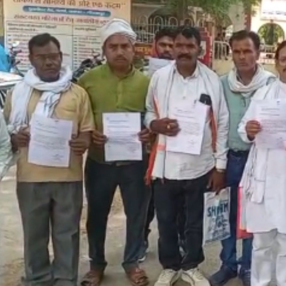 मिर्जापुर में पंप ऑपरेटरों ने वेतन बढ़ाने की मांग की:कहा- 15 सालों से 2 हजार रूपए पर कर रहे काम, जिलाधिकारी ने जांच के आदेश दिए