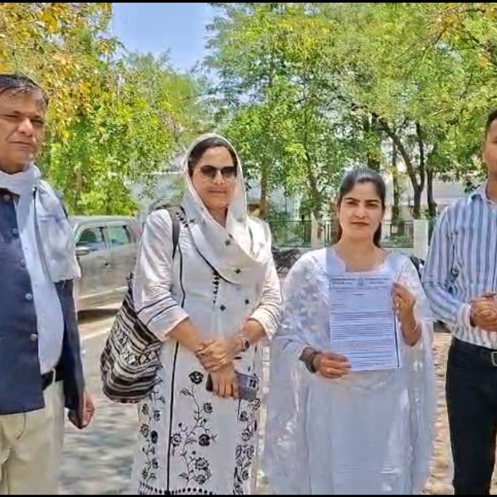 जालौन में ओलावृष्टि से फसल खराब, मुआवजे की मांग:बटाईदार किसानों के लिए जिलाधिकारी को सौंपा ज्ञापन