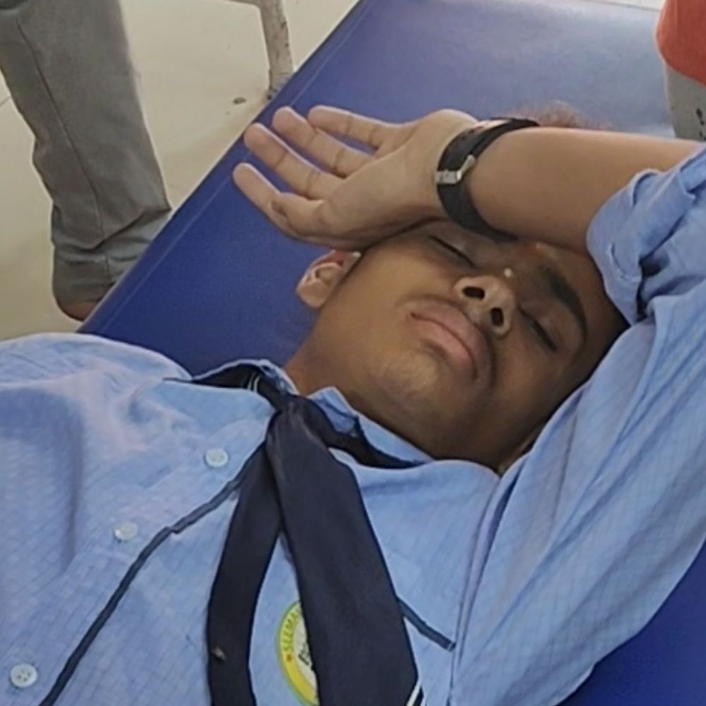 हाथरस में सड़क हादसे में पांच लोग घायल:मथुरा रोड पर ट्रक ने ई-रिक्शा को मारी टक्कर, स्कूटी भी फिसली