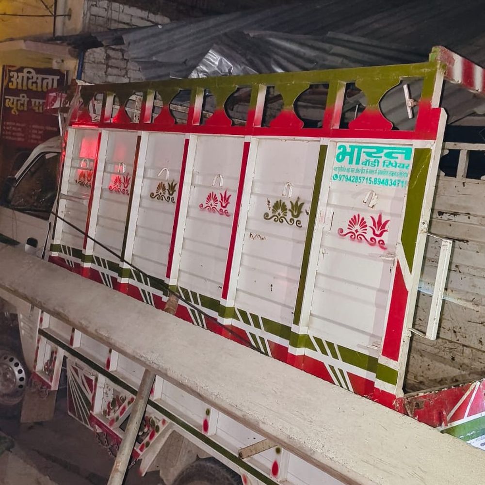 पिकअप की टक्कर से महिला की मौत, दो घायल:रायबरेली में अनियंत्रित वाहन दुकान में घुसा, बिजली का पोल टूटा