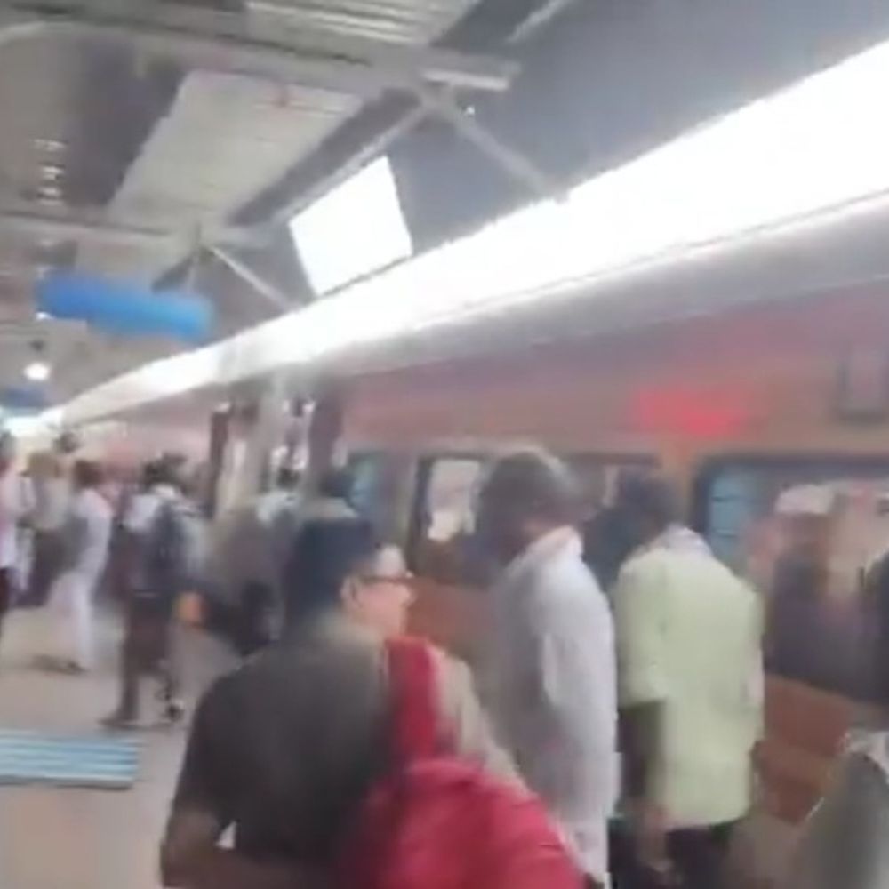 आंधी में टीन शेड उड़कर ट्रेन इंजन से टकराया:चित्रकूट धाम कर्वी स्टेशन पर बड़ा हादसा टला, यात्री सुरक्षित