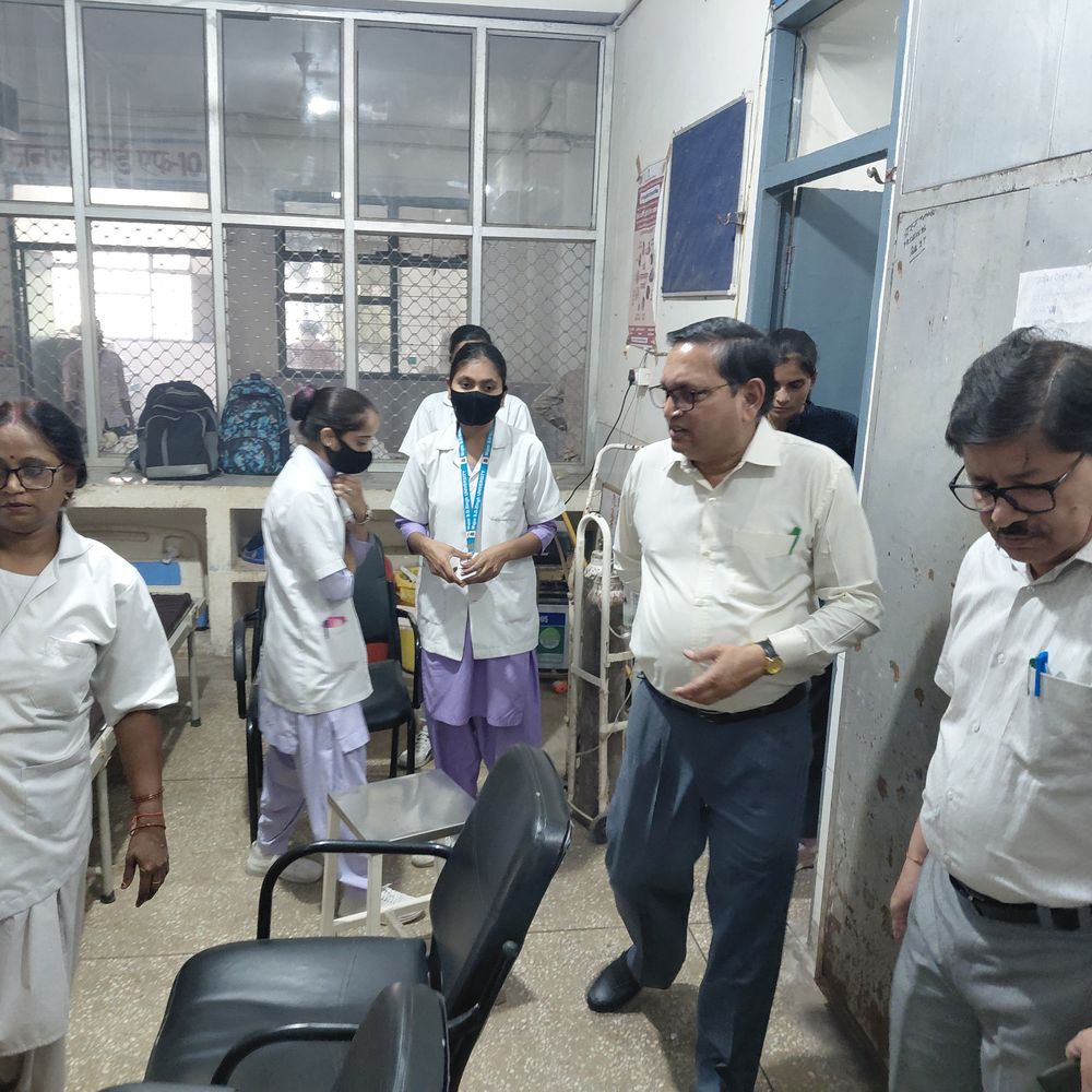 सीएमओ ने लोहिया अस्पताल का किया निरीक्षण:डॉक्टर अनुपस्थित मिले, मरीज इंतजार करते मिले; सफाई देख नाराजगी जताई