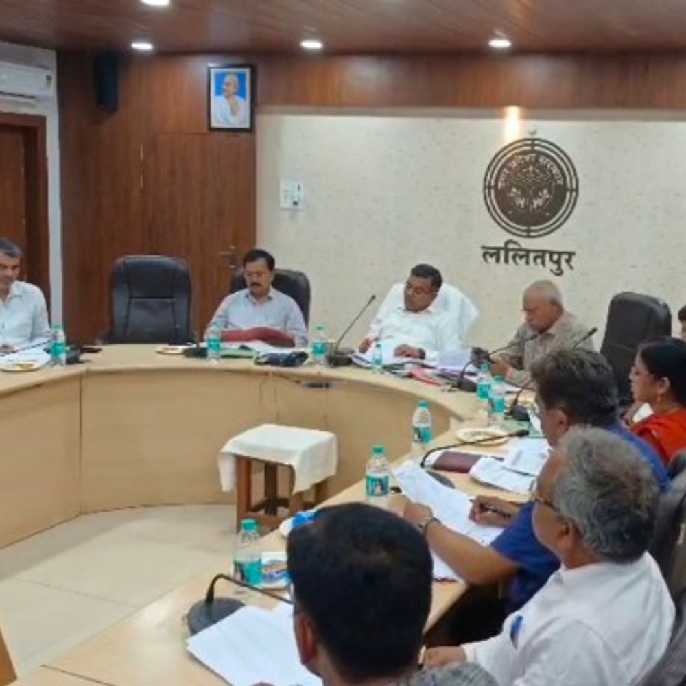 हाई रिस्क प्रेगनेंसी को लेकर डीएम ने रिपोर्ट मांगी:स्वास्थ्य सेवाओं की समीक्षा की, लापरवाह अधिकारियों को फटकार लगाई