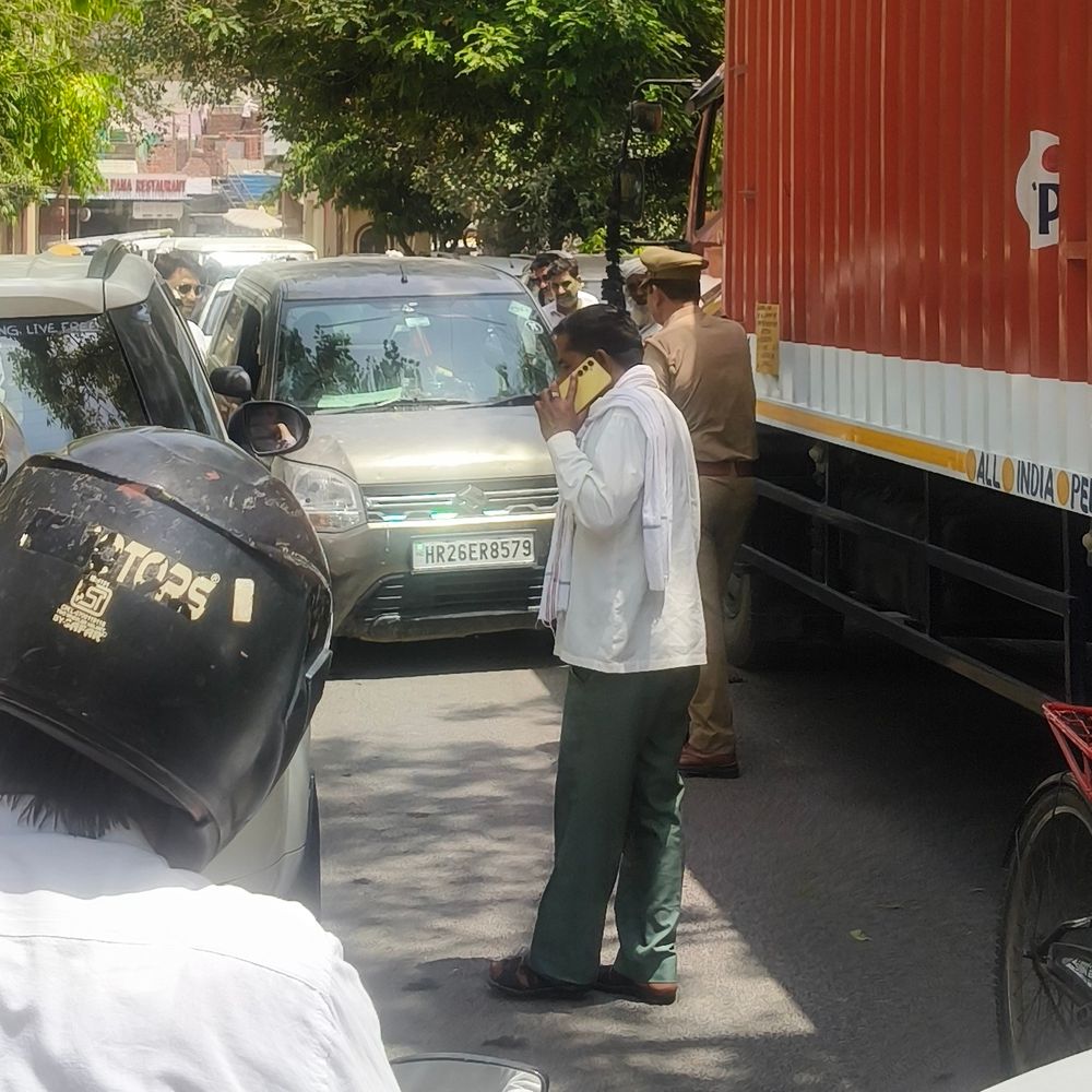 कलक्ट्रेट में भारी जाम, अधिकारी-फरियादी घंटों फंसे:गेट से डीएम दफ्तर तक 250 मीटर सड़क जाम, पुलिस को मशक्कत